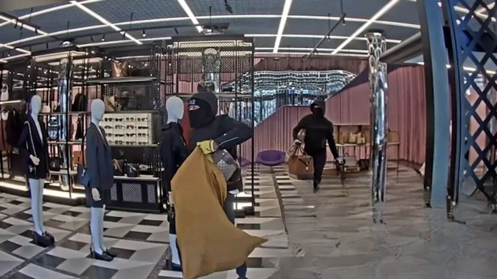 Suspects Caught on Camera Snatching $51k in Gucci Store Merchandise