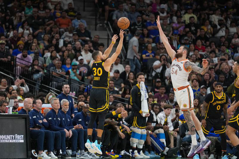 Warriors Secure Fourth Consecutive Win Behind Curry's 33-Point Performance Against Spurs