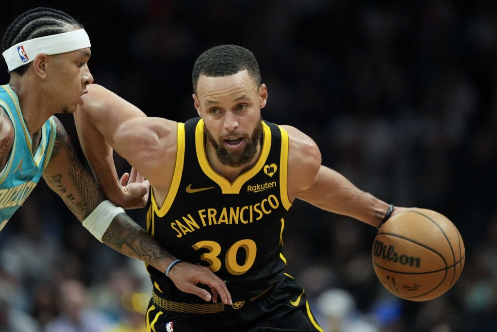 Warriors Secure Fourth Consecutive Win Behind Curry's 33-Point Performance Against Spurs