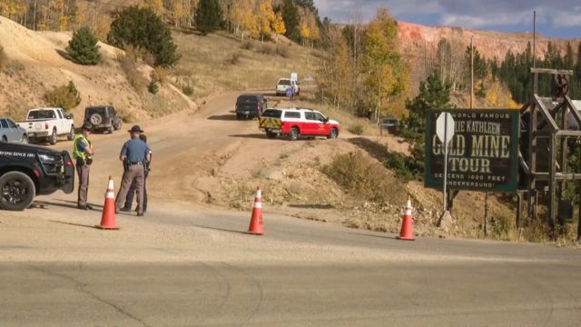 One person died and 23 others were rescued from a tourist mine in Colorado due to an equipment fault