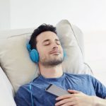 5 Signs That Feel Better When They Listen to Music