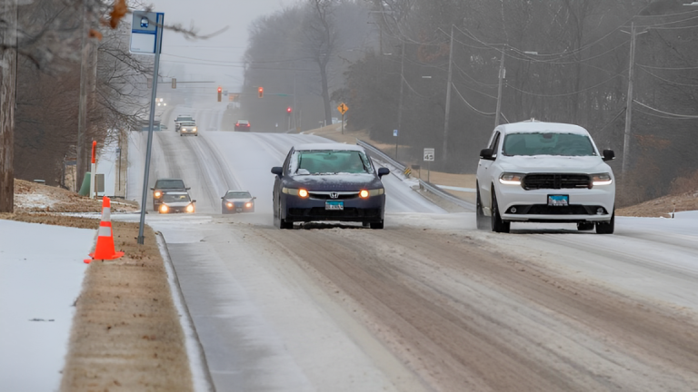 Major Winter Storm Sweeps Across Midwest, Disrupting Travel and Power Supply!