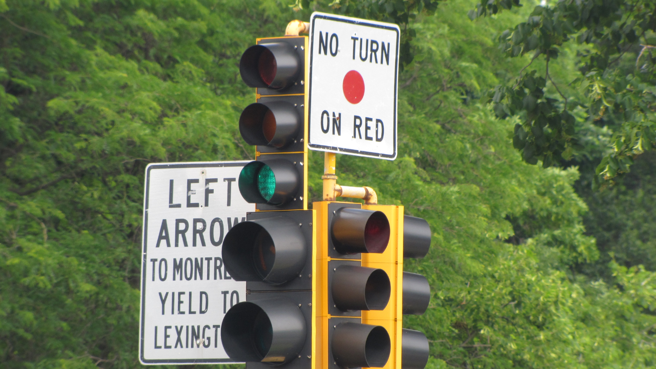 What Are the Right Turn Laws on Red Arrows in Minnesota?