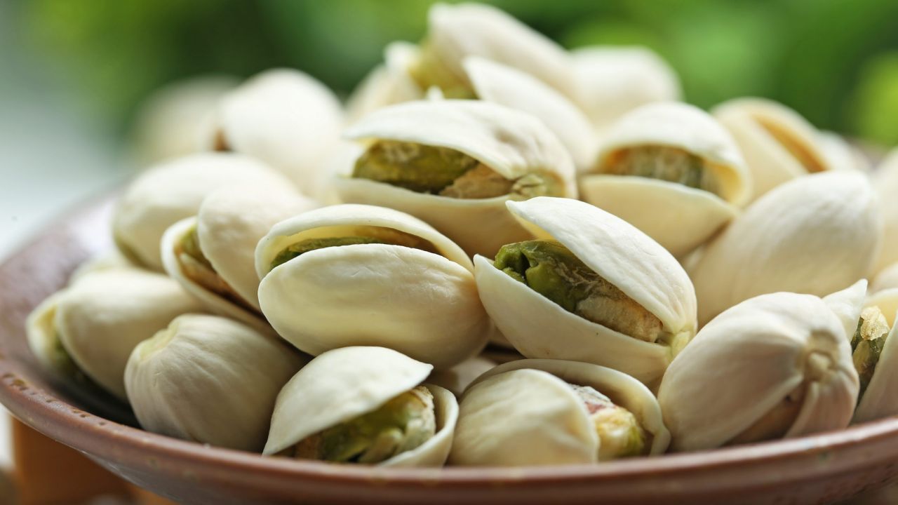 Woman Reveals Why Some Pistachios Taste “Weird”—And It May Make You Rethink Snacking