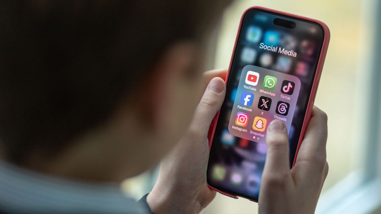 Boyfriend Blocks Girlfriend on Social Media — The Heartbreaking Reason Leaves Her in Tears